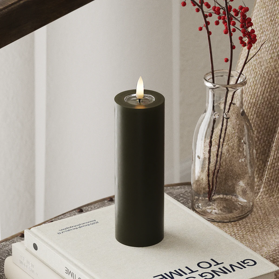DELUXE Homeart, LED pylväskynttilä, Ø 5 X 15 cm, Tummanvihreä